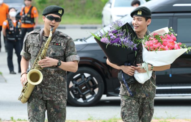 최우식 나이 프로필 학력 국적: '꽃청춘' 리미티드 에디션으로 돌아온 천만 배우 완벽 분석
