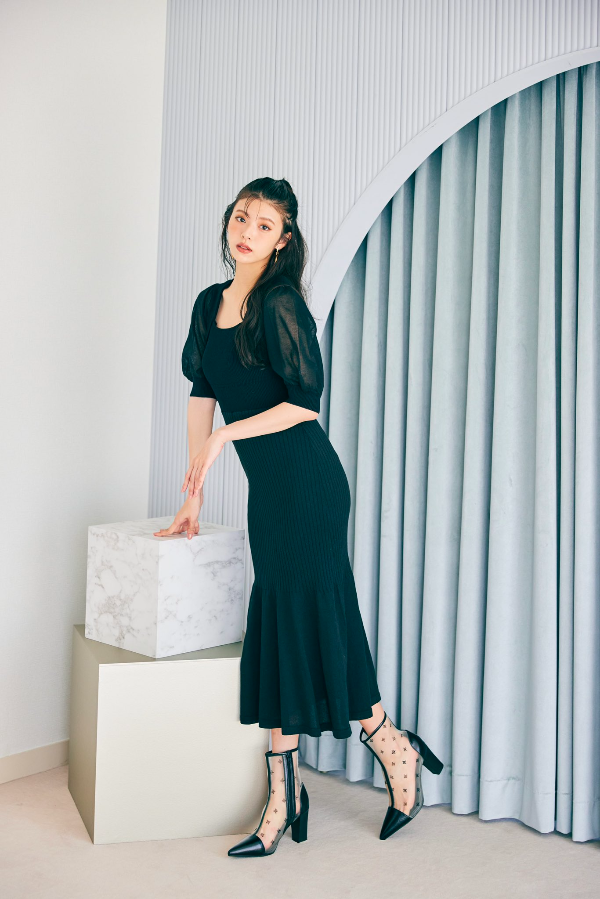 엄청 분위기 있는 검정색 의상의 스즈키 유카(Yuka Suzuki)