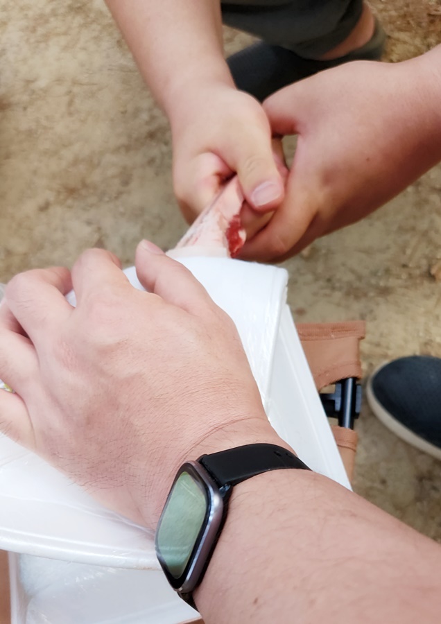 3명의 남자가 달려든 토마호크 의 뼈 잘라내기