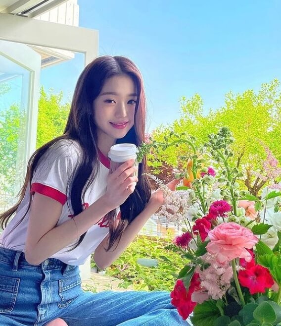 테이크아웃-커피를-들고-꽃과-사진을-찍은-장원영