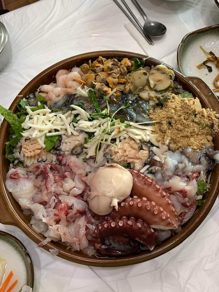 화려한 해산물이 가득 들어가 있는 횡비물회