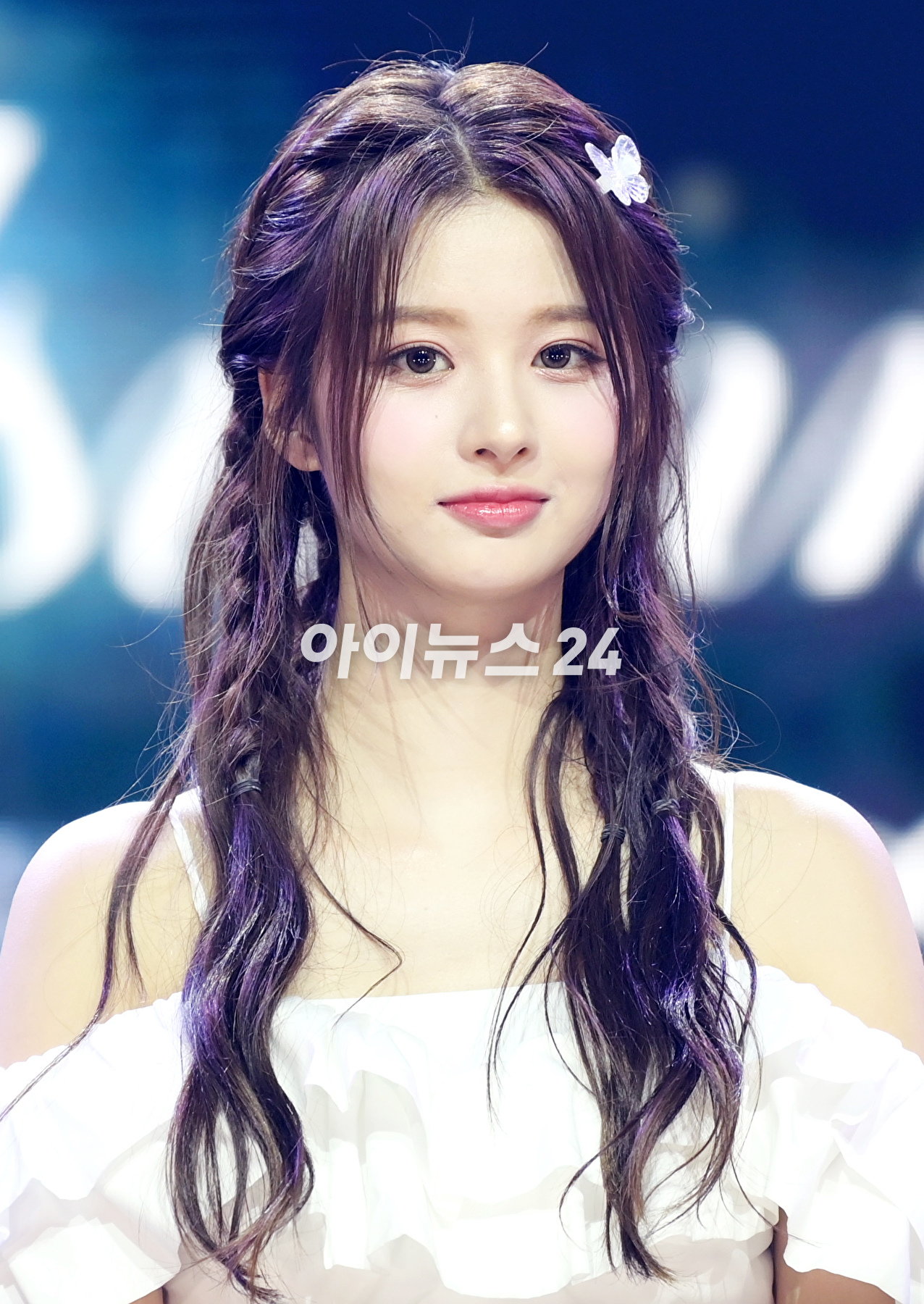 그룹 엔믹스 설윤이 11일 오후 서울 용산구 한남동 블루스퀘어에서 열린 엔믹스(NMIXX) 세 번째 싱글 앨범 '어 미드서머 엔믹스 드림'(A Midsummer NMIXX's Dream) 발매 기념 쇼케이스에서 타이틀곡 '파티 어클락' 무대를 선보이고 있다. [사진=정소희 기자]