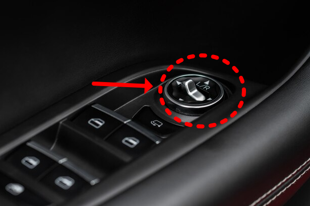 자동차 운전석의 사이드미러 조절기 모습