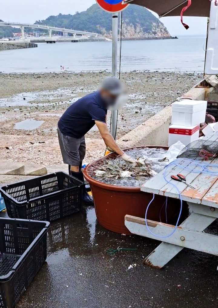 꽃게파는 상인모습