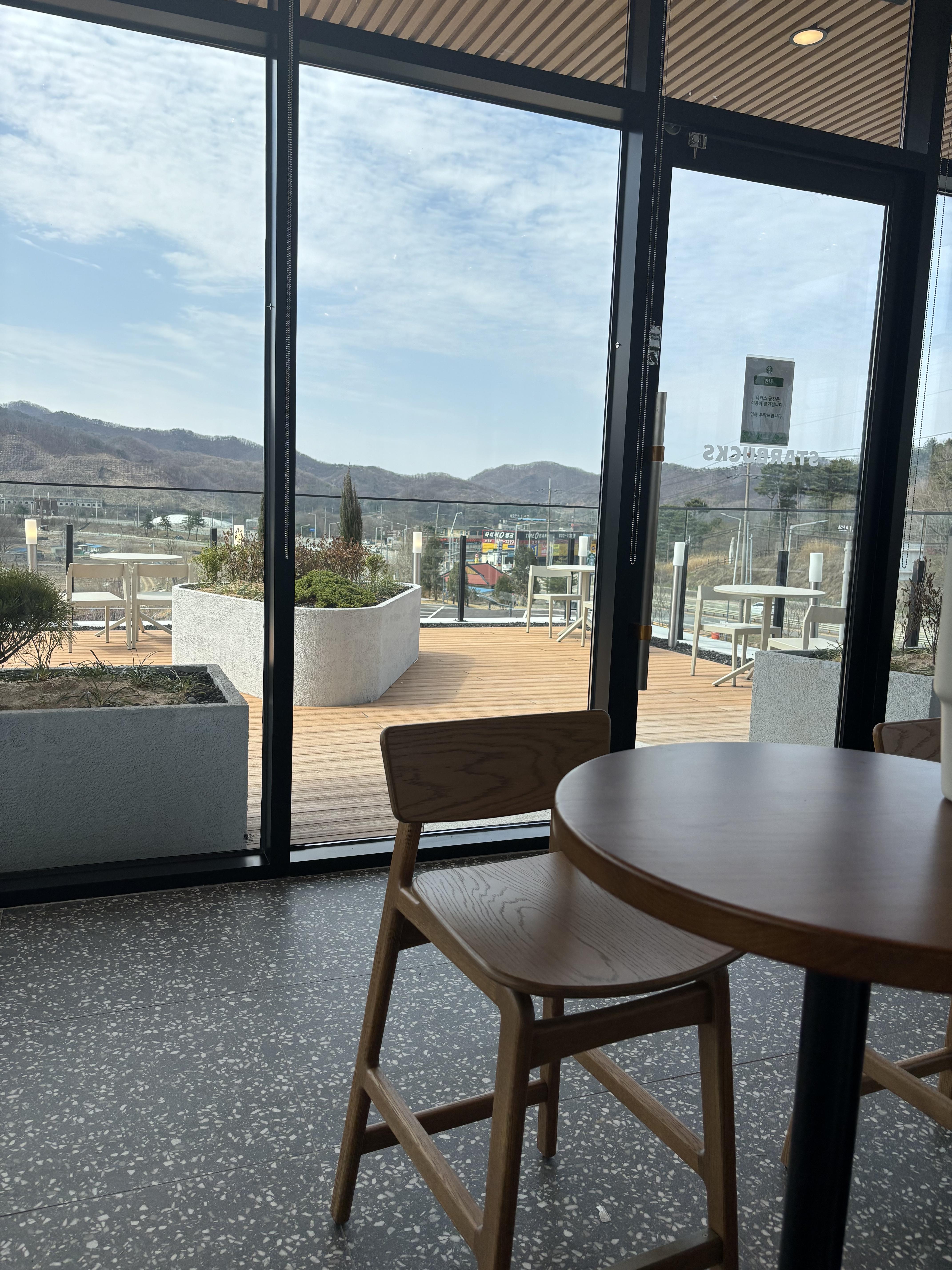 스타벅스 연천전곡DT점 2층 매장