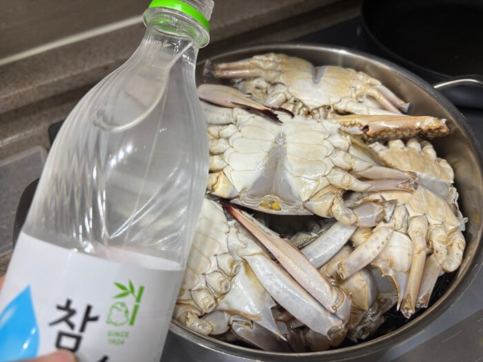 꽃게찜에 소주 넣는 사진