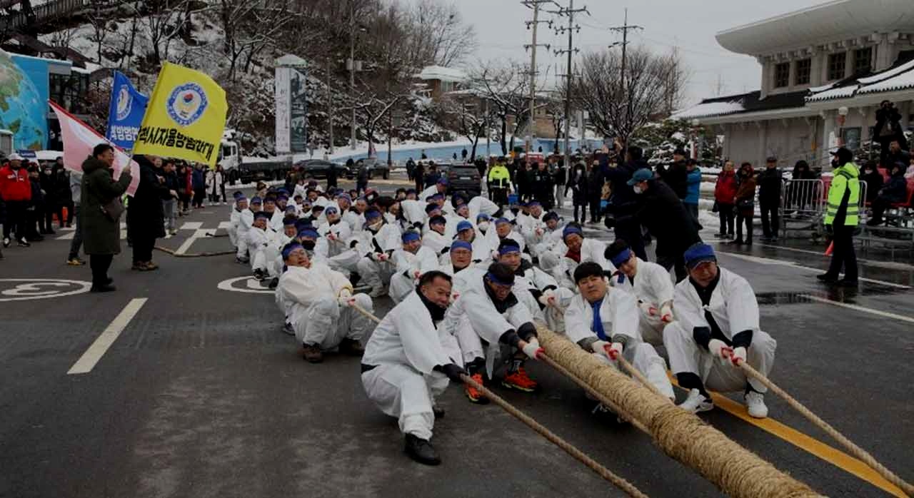 대형 줄을 맞잡고 진행되는 삼척 기줄다리기 장면. [ⓒ대한민국 구석구석]