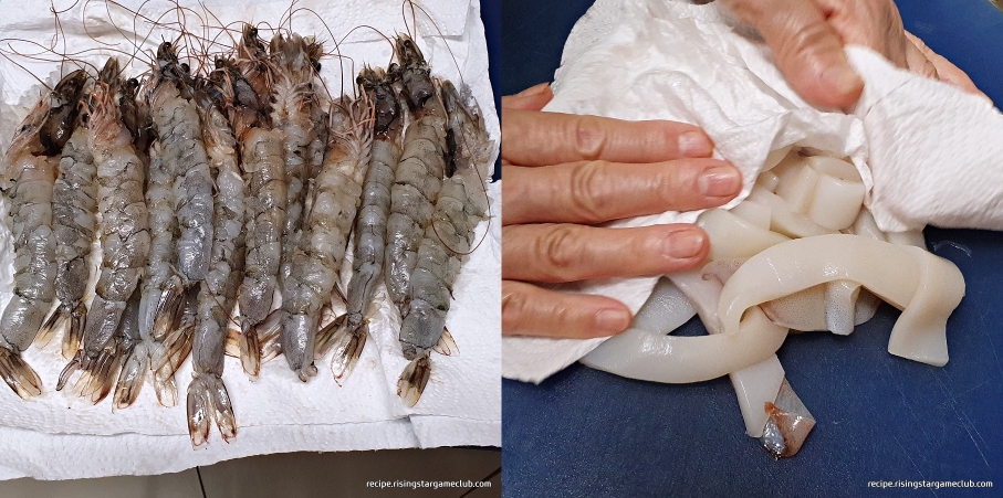 맛있는 오징어 튀김&#44; 새우튀김을 하기 위해 손질된 새우와 오징어를 키친타월로 닦아 물기를 제거하는 사진
