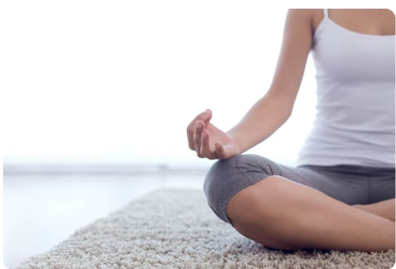 명상을 하고 있는 여성