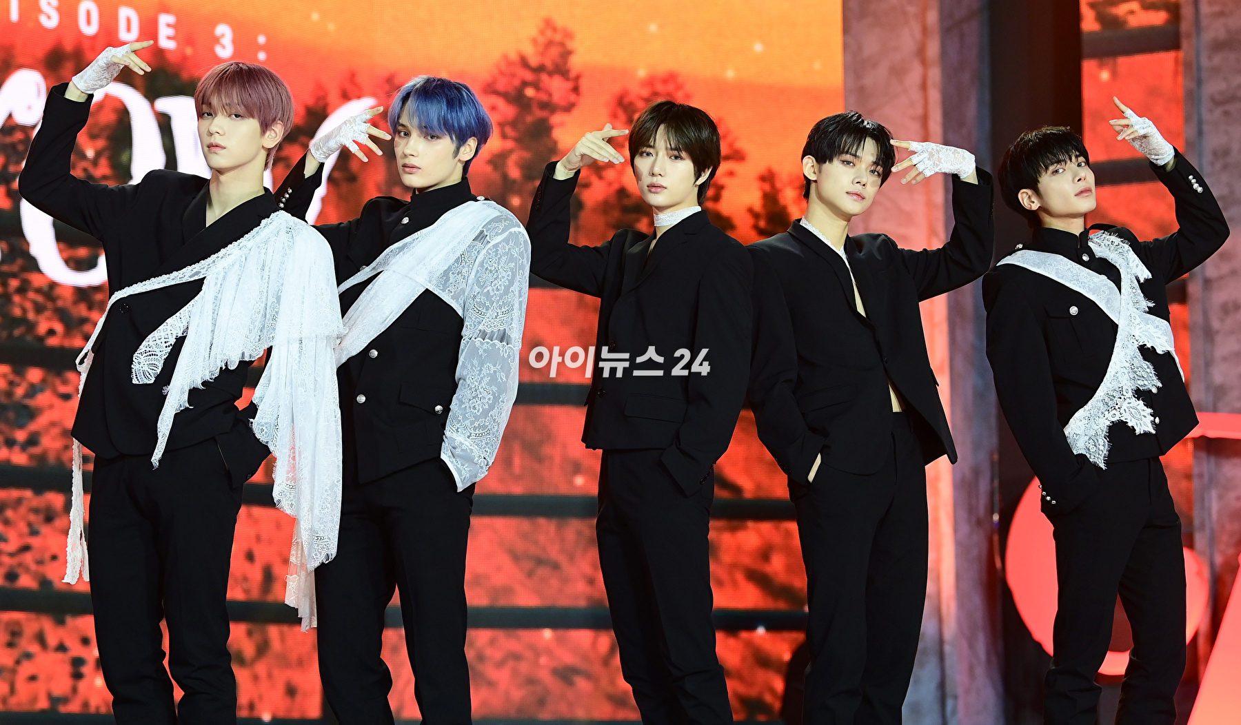 그룹 투모로우바이투게더(TXT)가 1일 오후 여섯 번째 미니앨범 &#39;미니소드 3 : 투모로우(minisode 3: TOMORROW)&#39; 발매 기념 쇼케이스에 참석하고 있다. [사진=정소희 기자]
