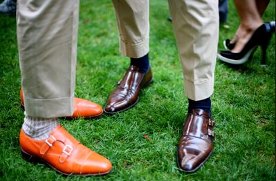 잔디밭 위의 몽크스트랩 착용 사진 밝은 갈색&amp;#44; 어두운갈색