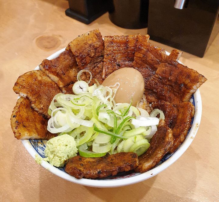 스미비부타동-돼지고기와-반숙란이-있다