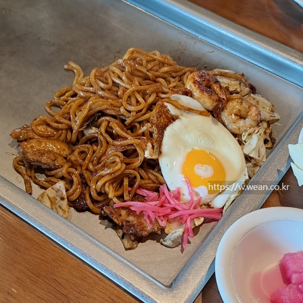 야끼소바가 준비되어 있어요.