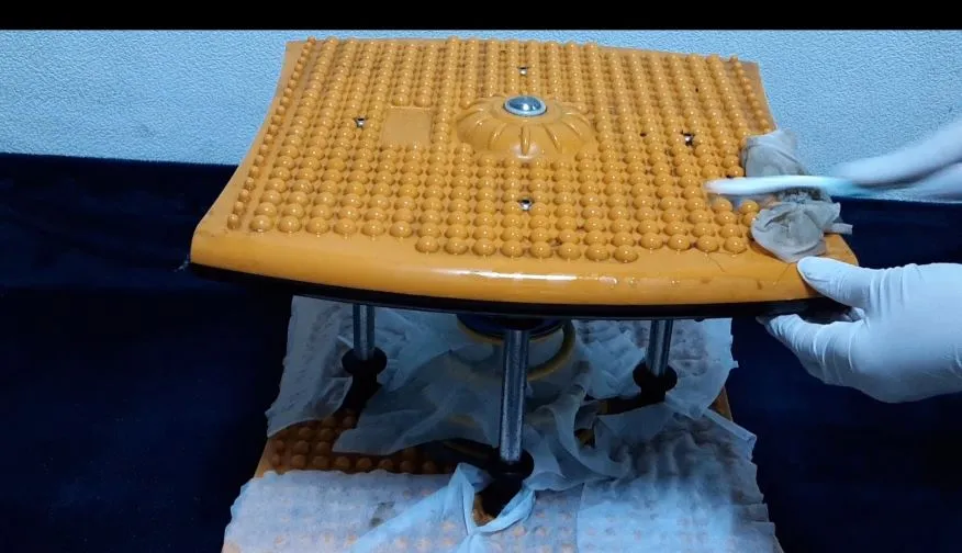 물에불린-물티슈로-트위스트런-운동기구의-때를-벗겨줍니다.