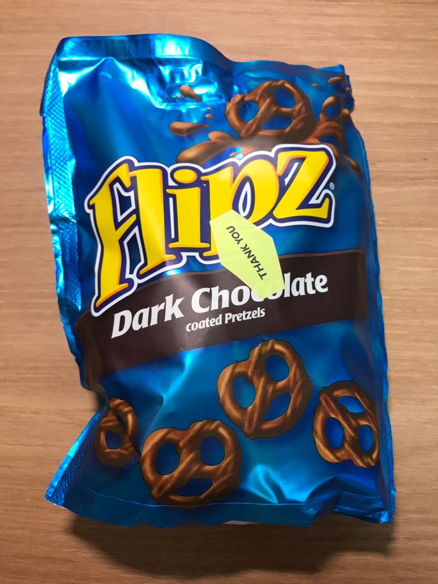 플립즈 다크초코 프레첼 포장지. 파란색 비닐에 노란색으로 Flipz라고 써있습니다.