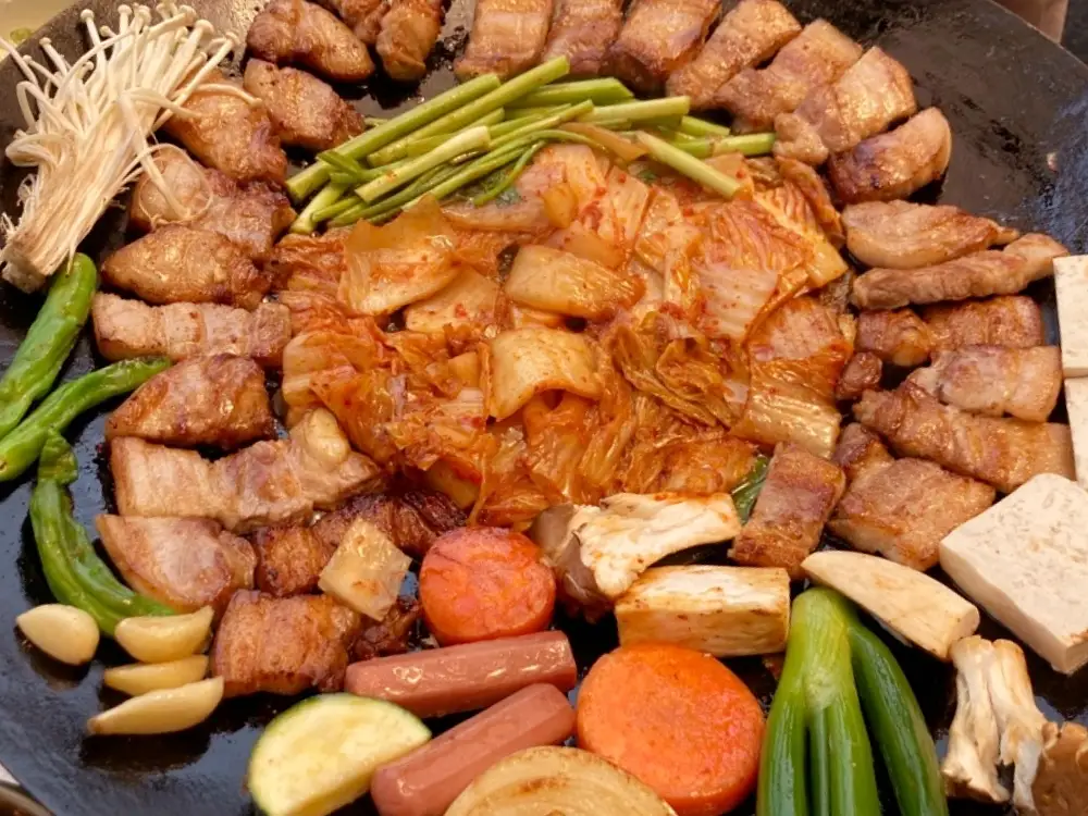 오션뷰 바다 보며 먹는 솥뚜껑에 구운 묵은지 삼겹살 맛있는 곳 추천