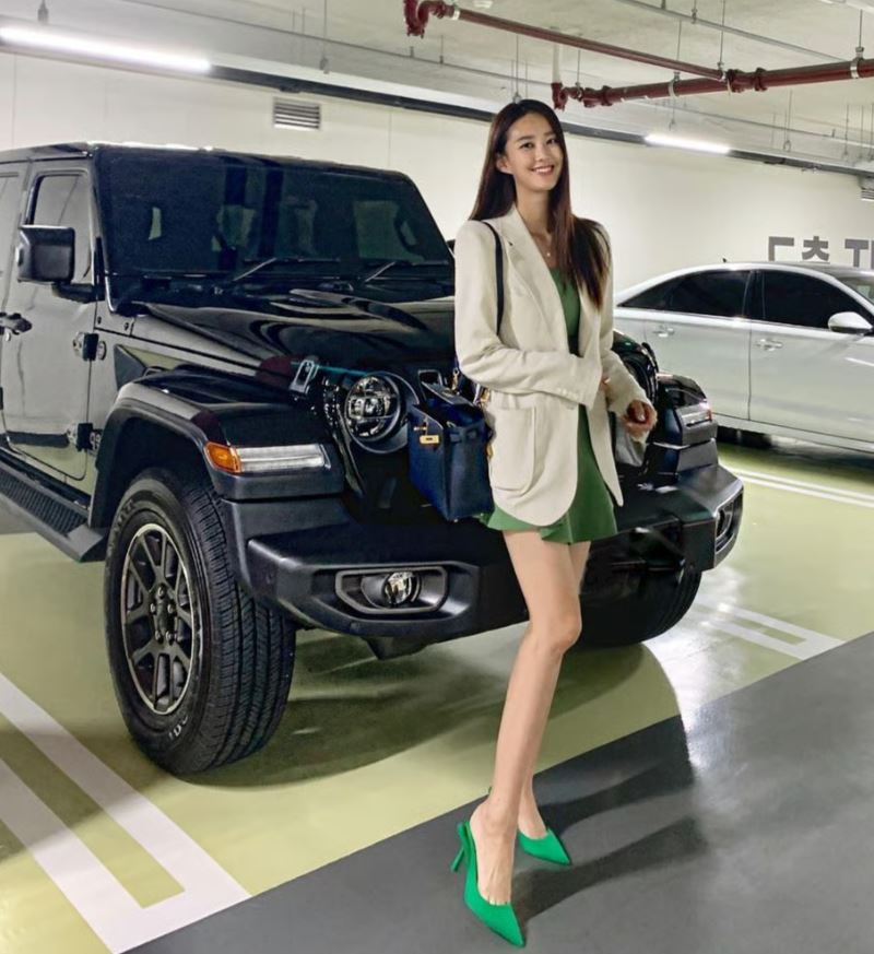 지소연이 남편 송재희에게 선물한 슈퍼카 &ndash; 부부의 특별한 사랑 선물