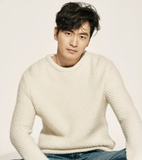 네이버 나무위키 이진욱 배우 사진 이미지입니다.