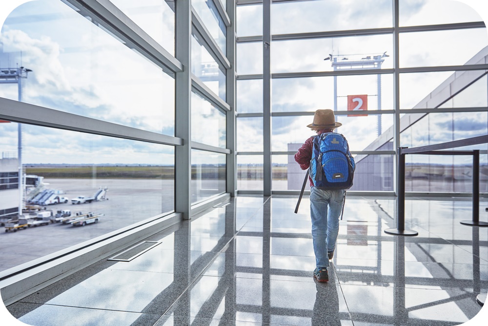 공항-밀짚모자-배낭-남자-어린이-창밖-구경-맑은-하늘