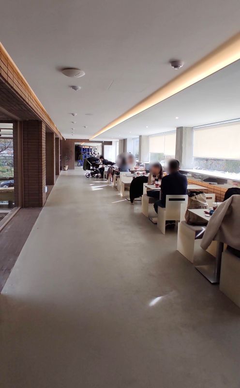 창으로는 조경공간을 볼수 있는 3층 테이블자리