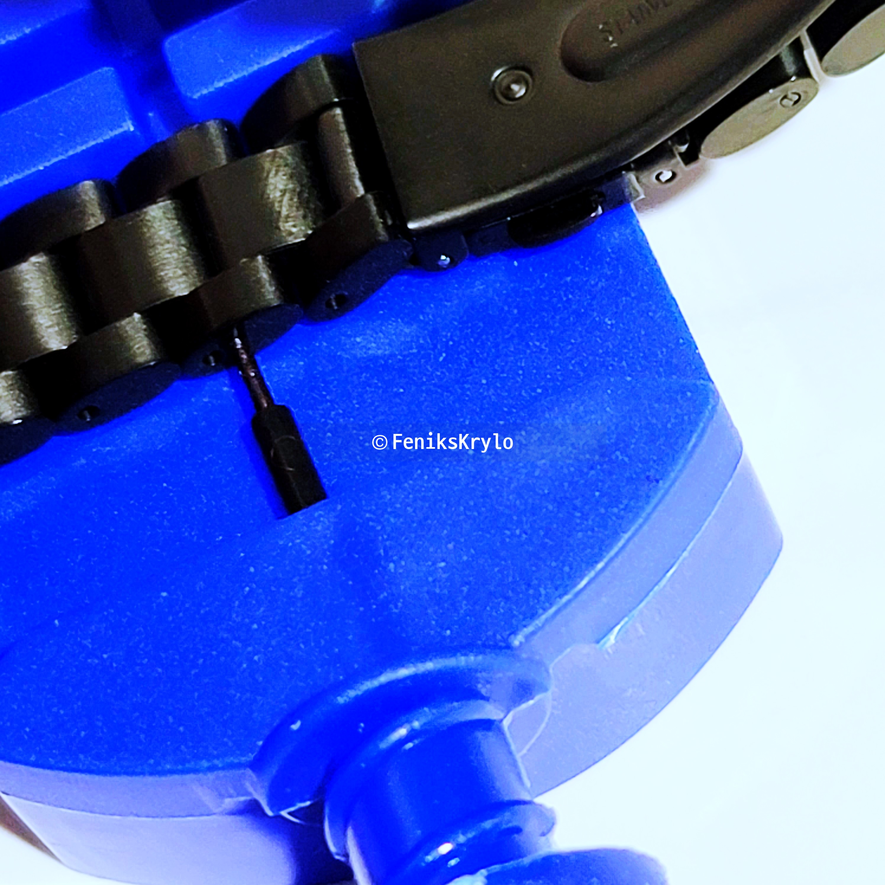 교체도구의-핀을-체인-결합부-구멍에-꽂은-모습이다.