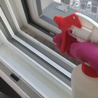 창틀 먼지 진공청소기 솔브러시와 물티슈로 닦는 순서_10