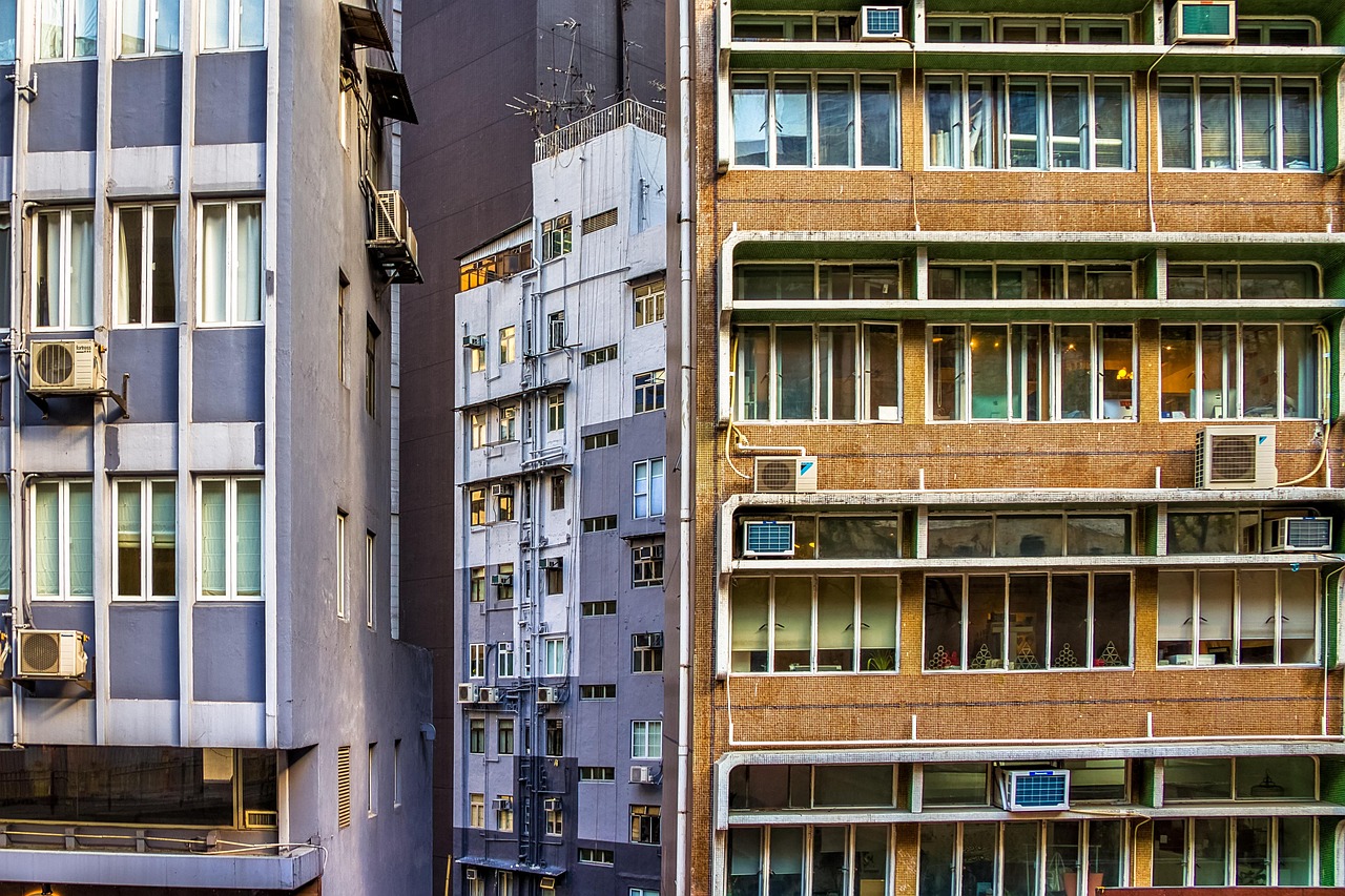 환경 모니터링은 환경 상태를 정기적으로 측정하고 기록하여, 변화의 패턴을 파악하고 문제를 조기에 발견하는 시스템입니다.