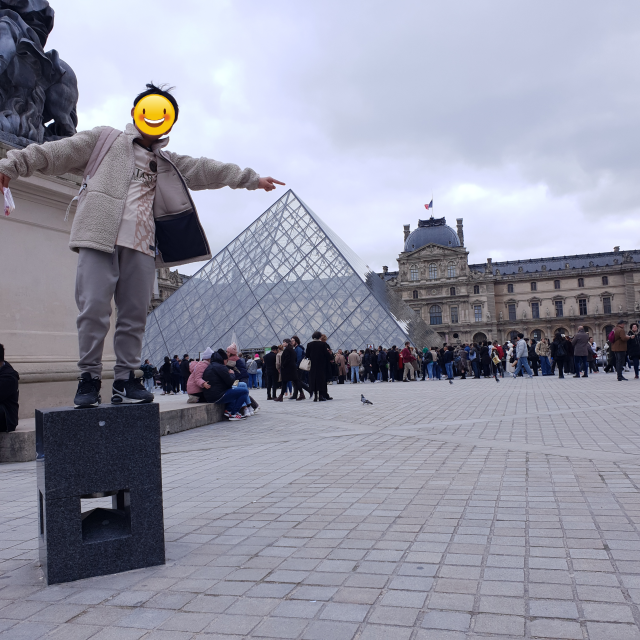 루브르 박물관 유리 피라미드 사진