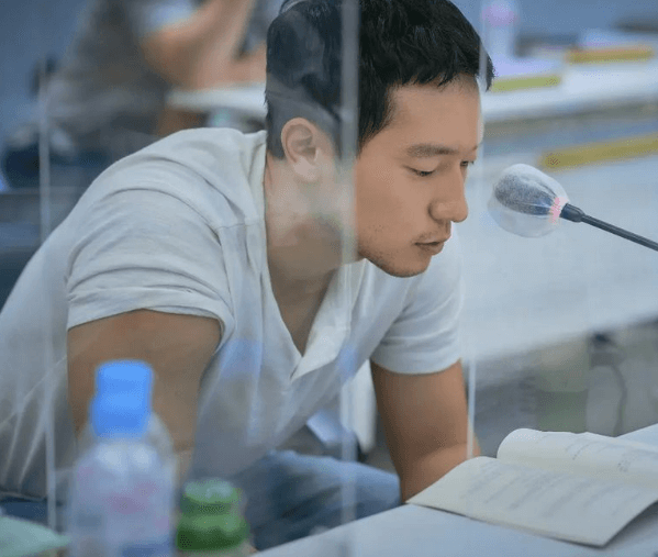 대본을 읽는 손석구