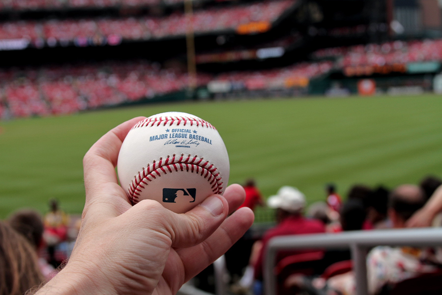 야구 경기장에서 MLB공인구를 손에 들고 있는 클로즈업한 모습