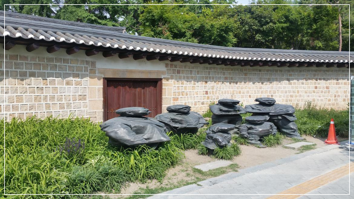 덕수궁 돌담길 이미지 / 출처: 서울특별시 시민의 든든한 50년 서울시 50플러스 재단