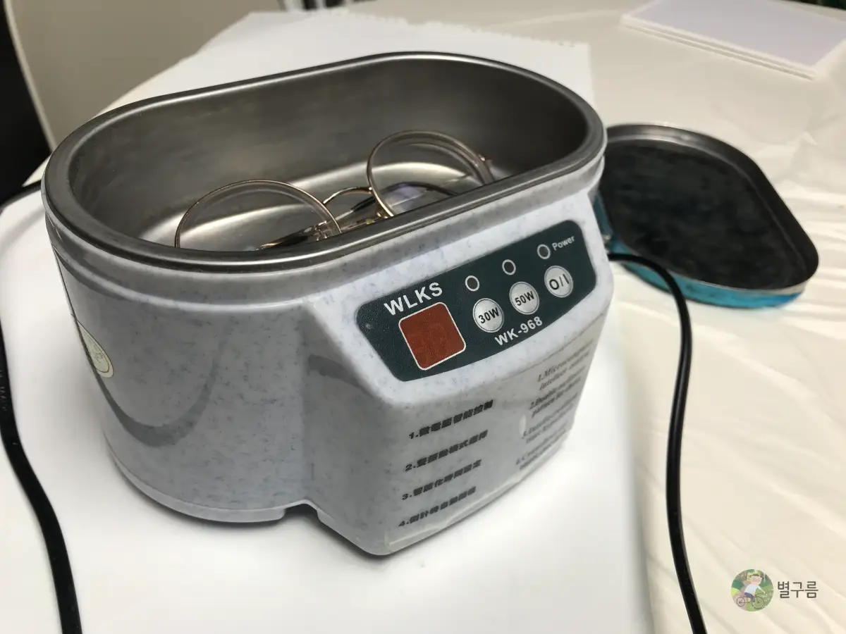 초음파-세척기-테이블에-놓여있다