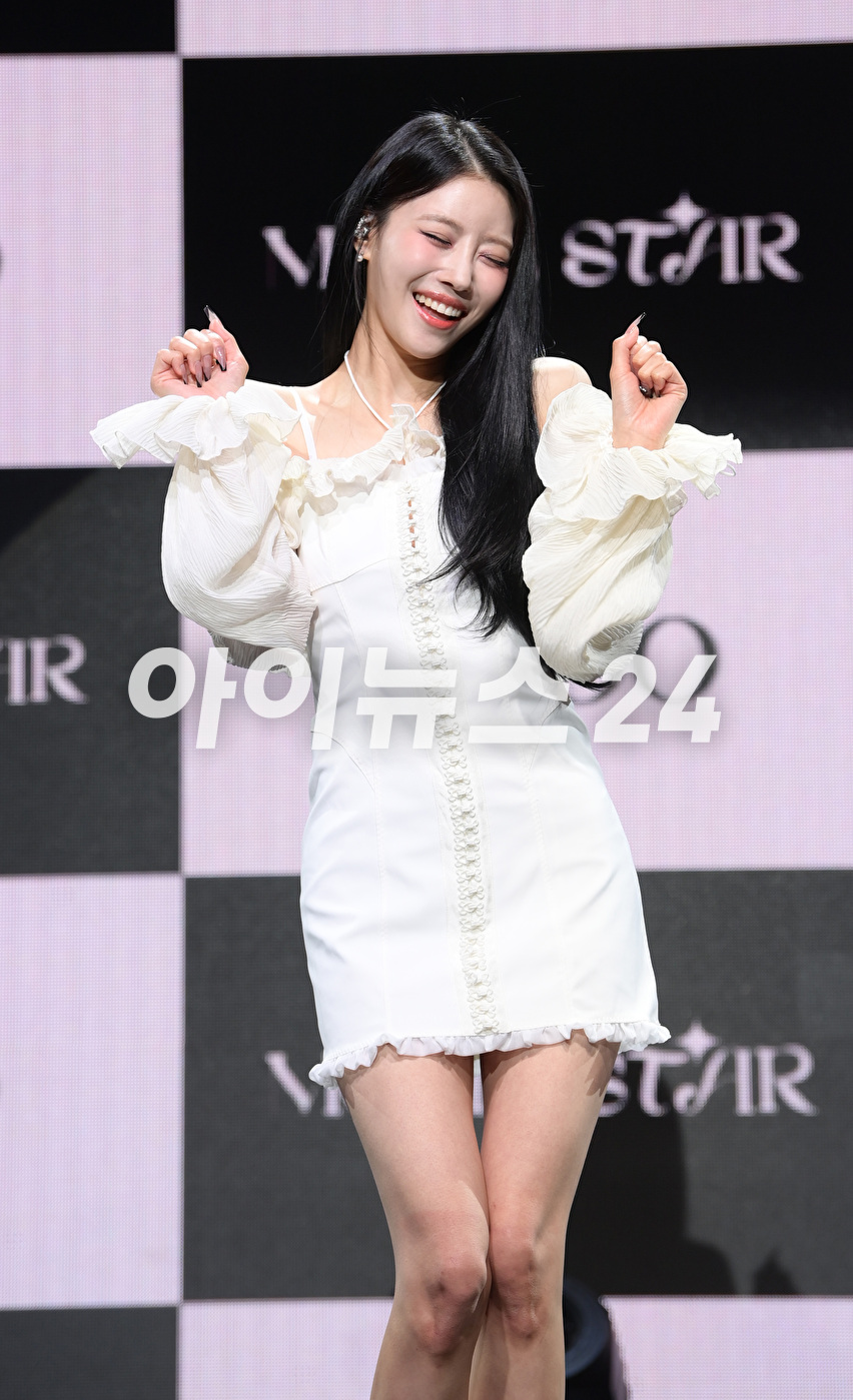 가수 미주가 17일 오후 서울 서교동 메세나폴리스에서 진행된 첫 번째 싱글 앨범 '무비 스타'(Movie Star) 솔로 데뷔 쇼케이스에 참석하고 있다. [사진=정소희 기자]