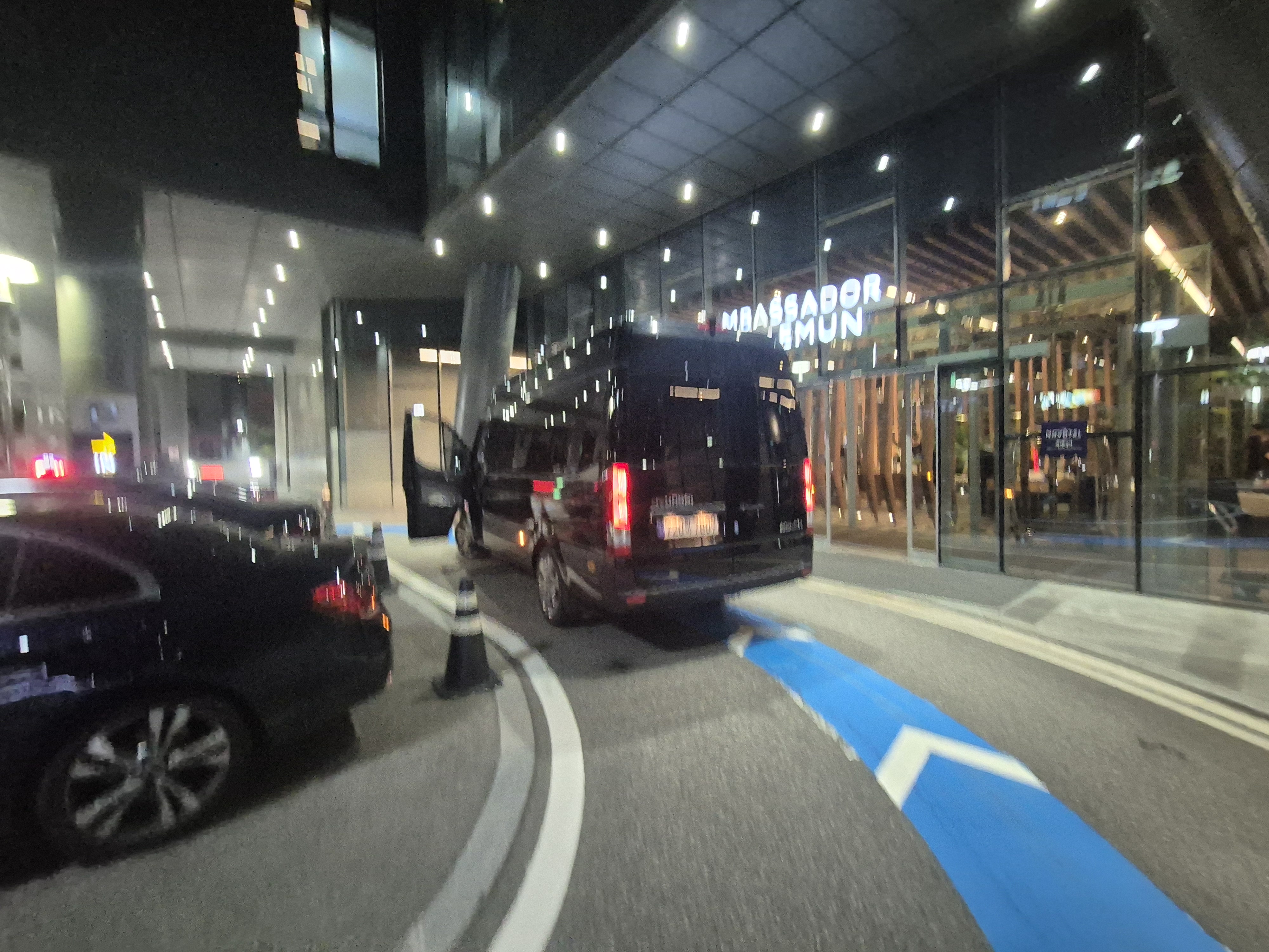 비즈니스 의전 전용 쏠라티 미니버스가 호텔 앞에 대기 중인 장면으로 프리미엄 쇼퍼서비스를 표현한 사진