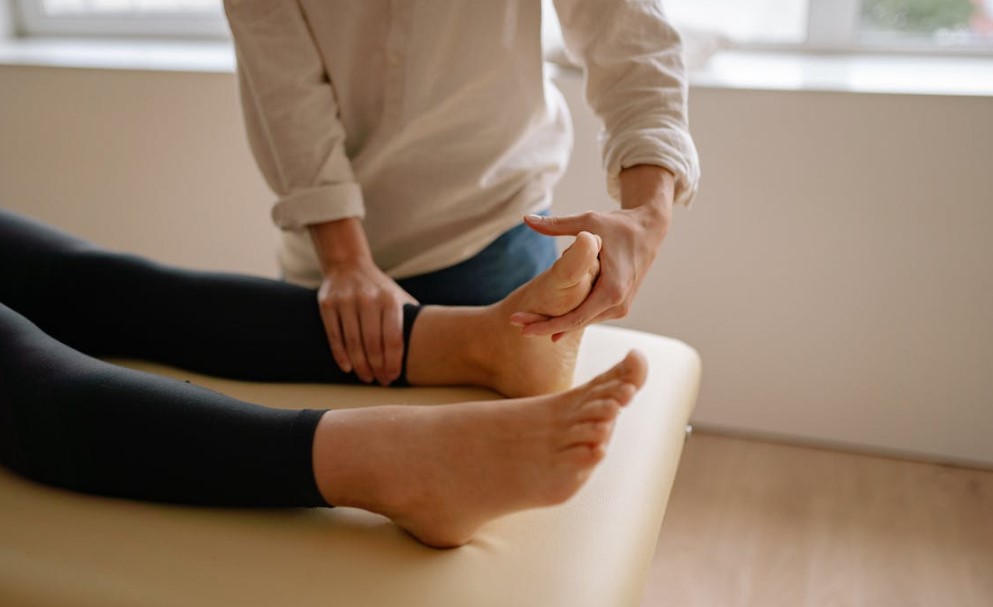 집에서 발마사지를 해주고 있는 여성