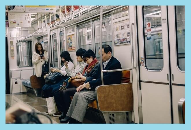 지하철-내부-사람들