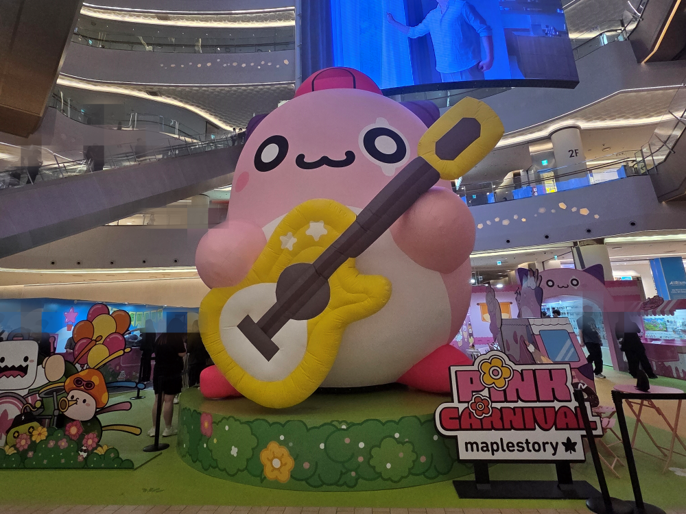 롯데월드몰 메이플 팝업스토어 앞 핑크빈 풍선