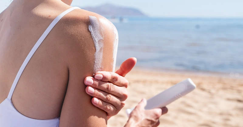 선크림 바르는 여자