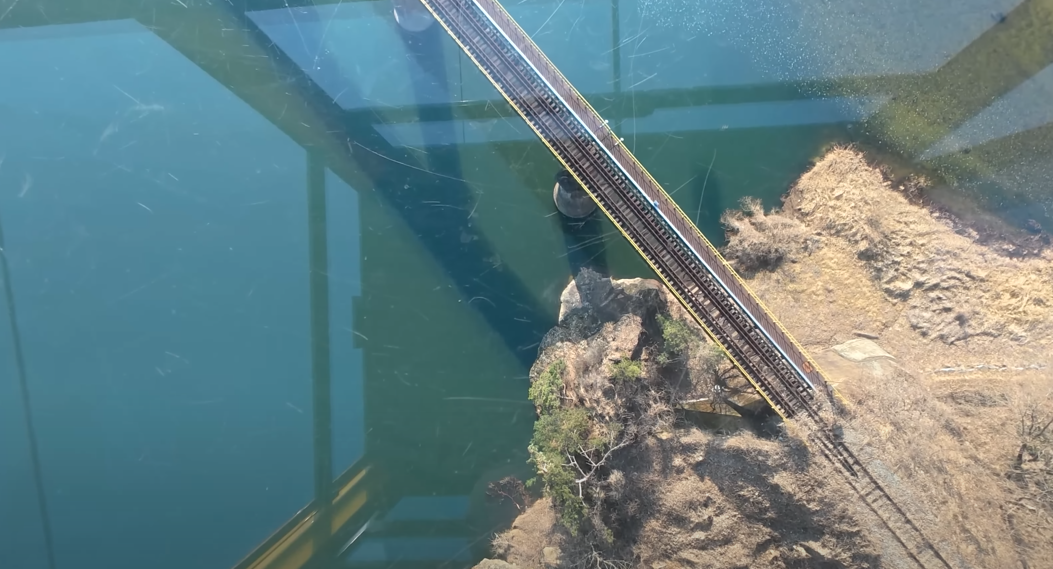 케이블카 바닥으로 보이는 소금강의 모습입니다. 사방으로 보이는 자연의 경관이 너무 좋습니다. 