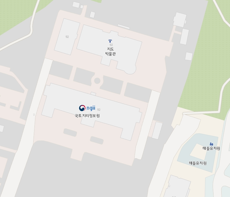 최대로 확대하여 건물이 식별되는 지도 화면