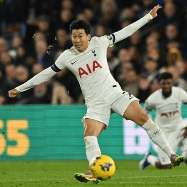 공을 차고 있는 손흥민