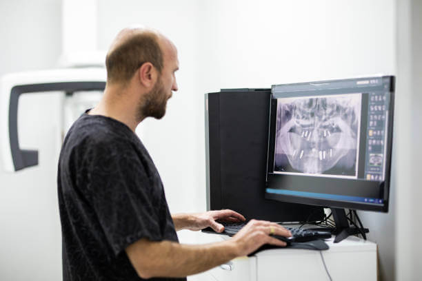 디지털 자료를 분석하는 임플란트 치과