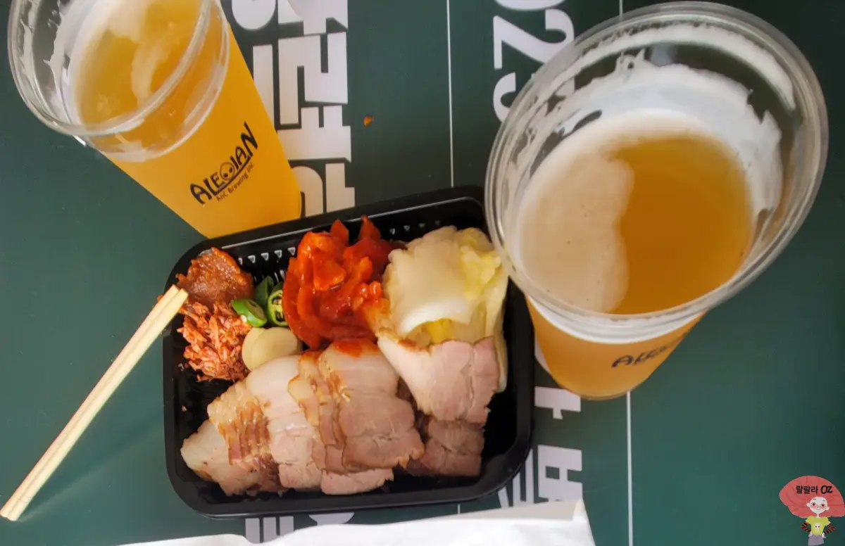 강원도-홍천-맥주축제-푸드트럭에서-사온-보쌈김치와-맥주-두잔