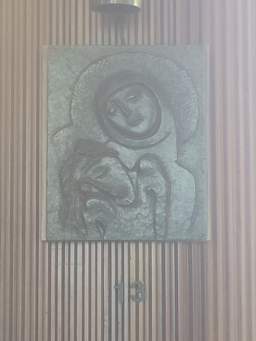 서울 연희동성당 십자가의 길 사진입니다.