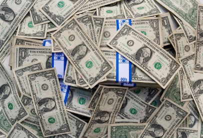 사람들은 왜 저축 대신 '현금 쥐기'를 택하는가?— 불확실성 시대, 돈을 쓰지 않고도 불안한 이유