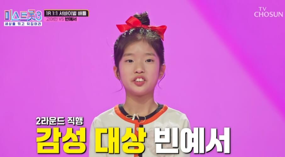 빨강색머리핀을착용한-머리묶은여성의모습