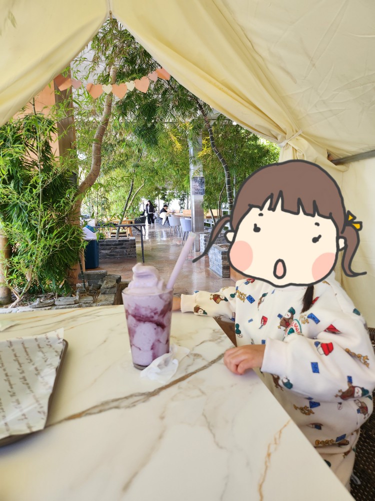 음료를 마시는 아이