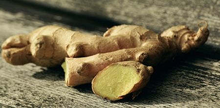 생강을 잘라 단면을 보여주는 이미지