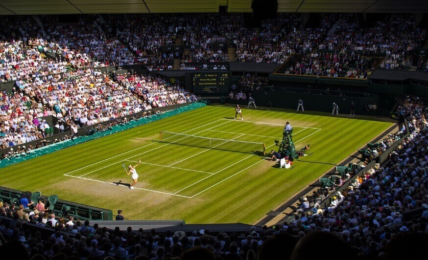 2000년대 초반 여자 테니스 스타일 대전환시기에 윔블던 코트에서 여자 단식하는 경기 모습