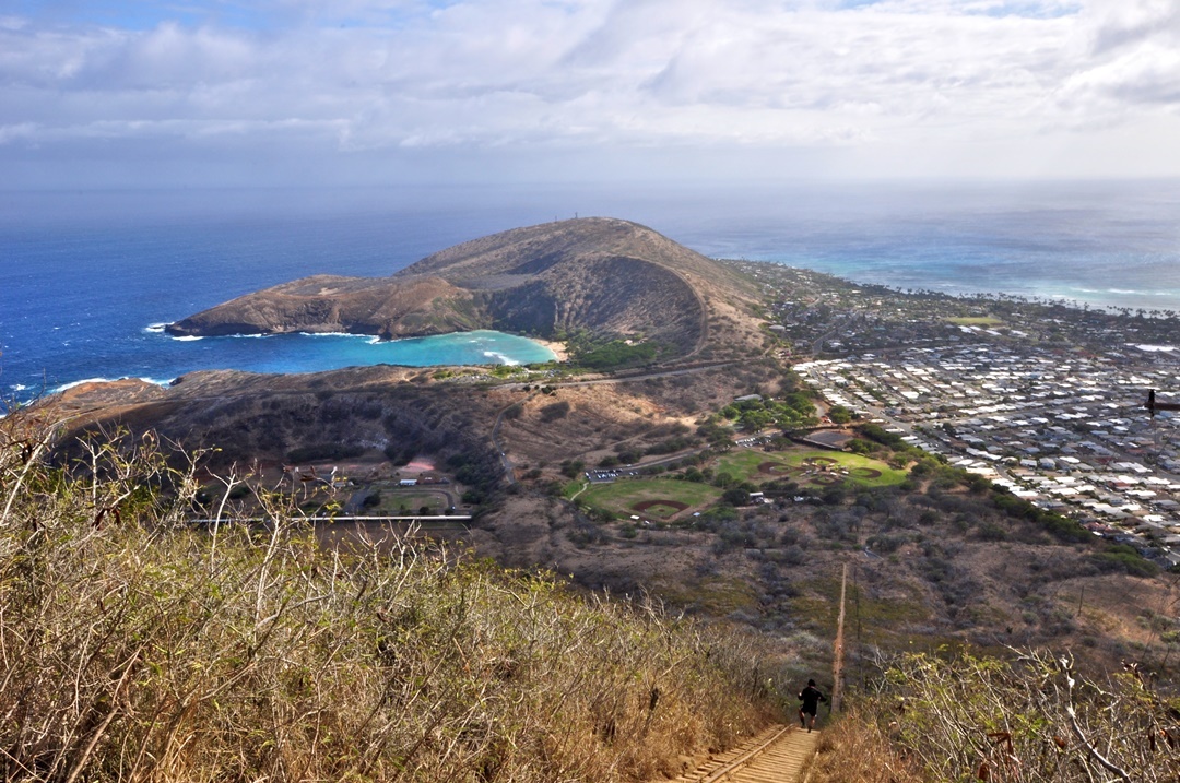 코코헤드 정상에서 아래 바다와 마을을 내려다보는 풍경 사진